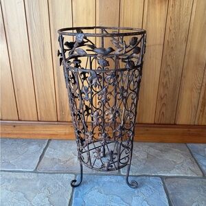🍀VTG Ornate Brown Metal Umbrella Stand